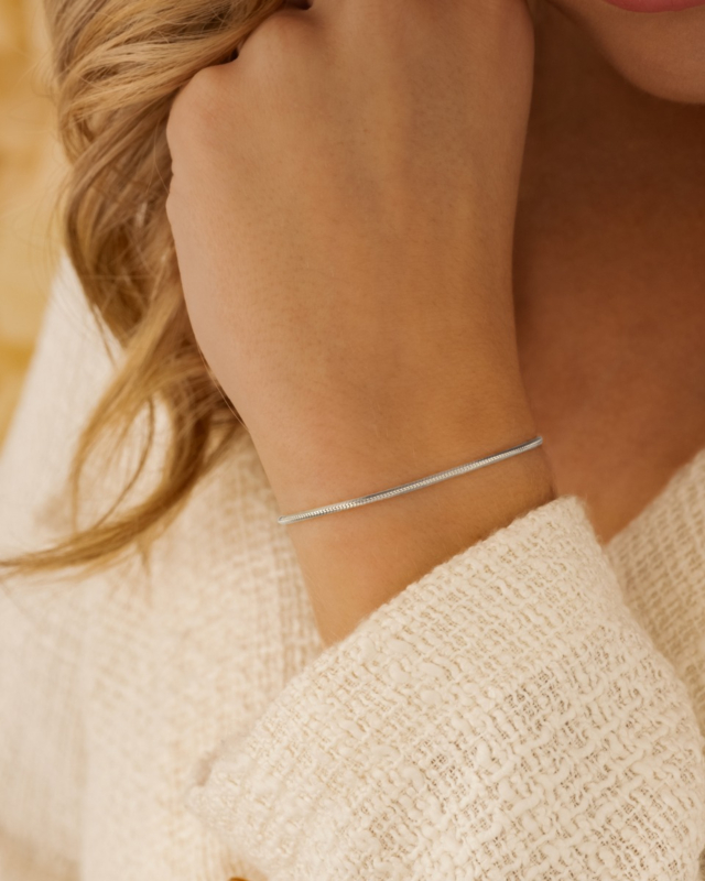 Zilveren minimalistische armband om pols