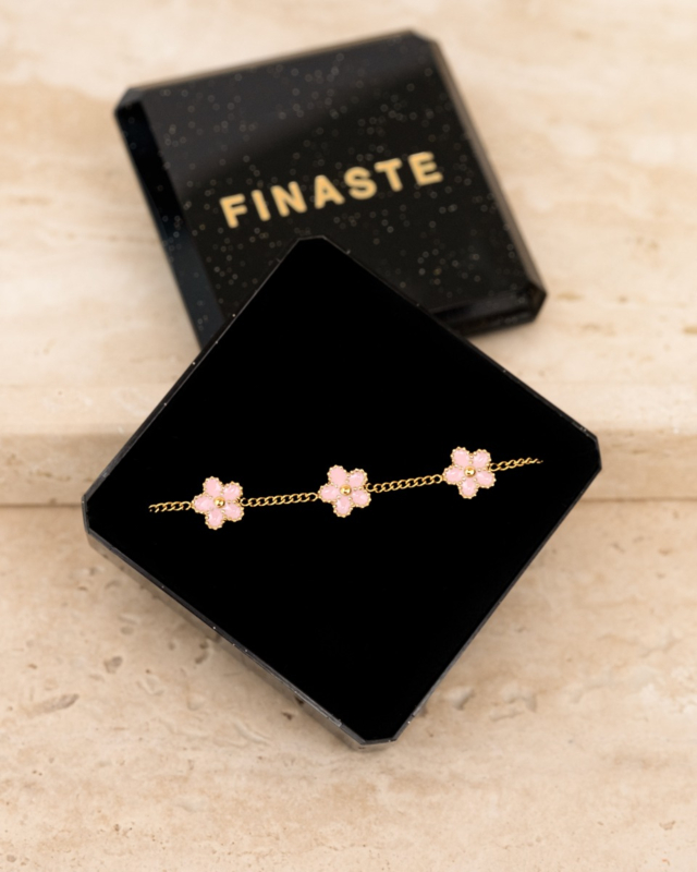roze bloemetjes armband in sieradendoosje