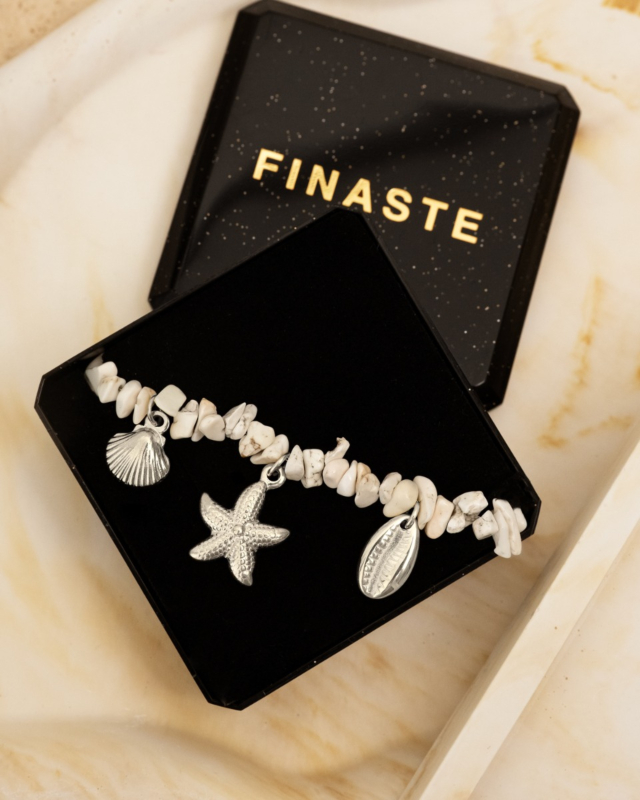 Sieradendoosje met steentjes armband