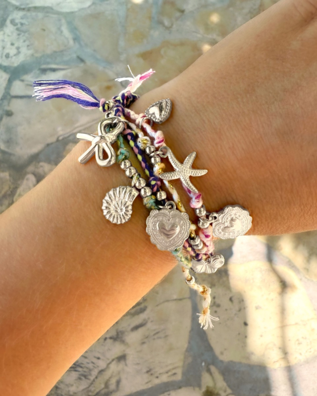 touwtjes armbanden met zilveren bedeltjes