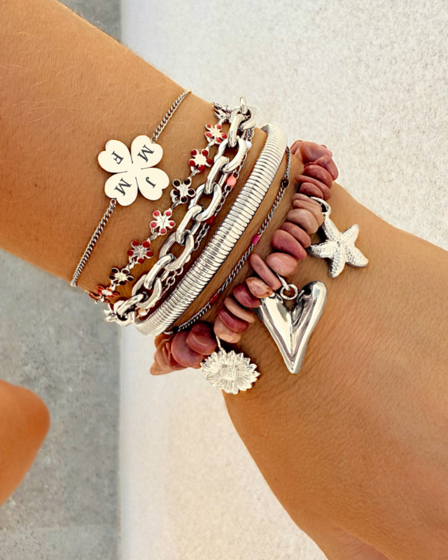 zilveren armbanden met roze details gecombineerd