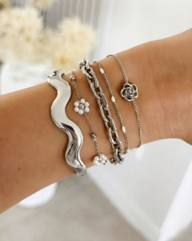 Zilveren armparty met bloemen
