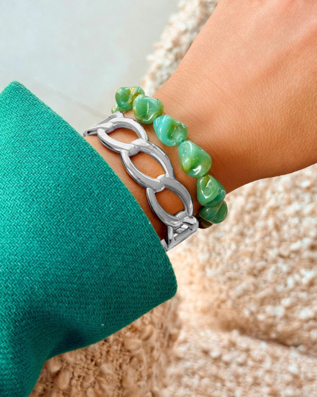 Zilveren bangle armparty met groene details