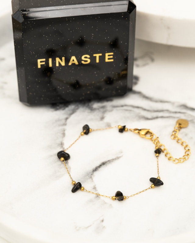 gouden armband zwarte steentjes met sieradendoosje