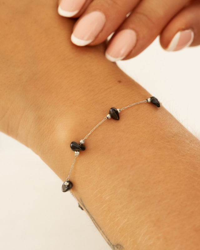zilveren armband met zwarte steentjes
