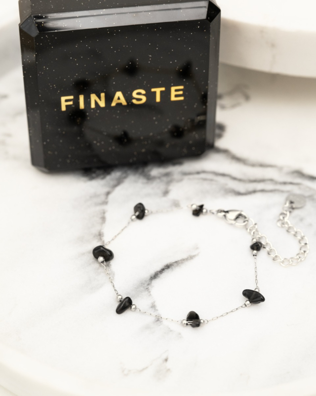 zilveren armband met zwarte steentjes in sieradendoosje