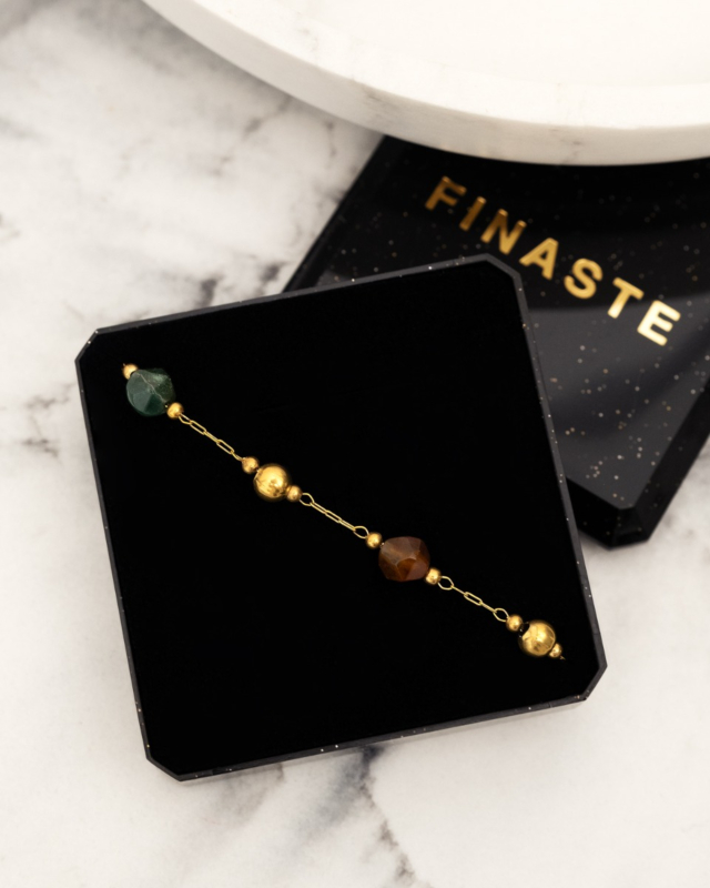 gouden armband met gekleurde steentjes in sieradendoosje