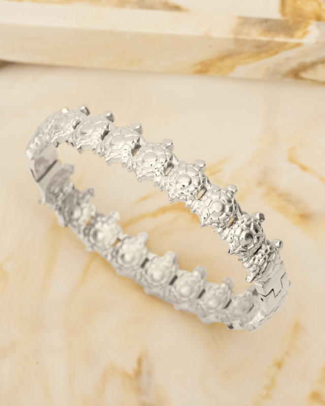 zilveren schildpad bangle op marmeren ondergrond