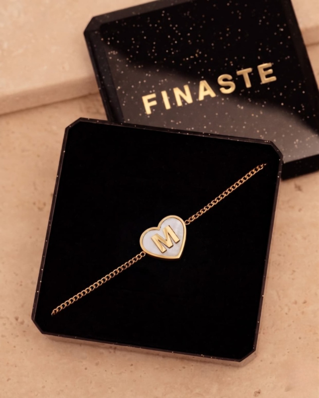 Sieradendoosje met letter armband goud