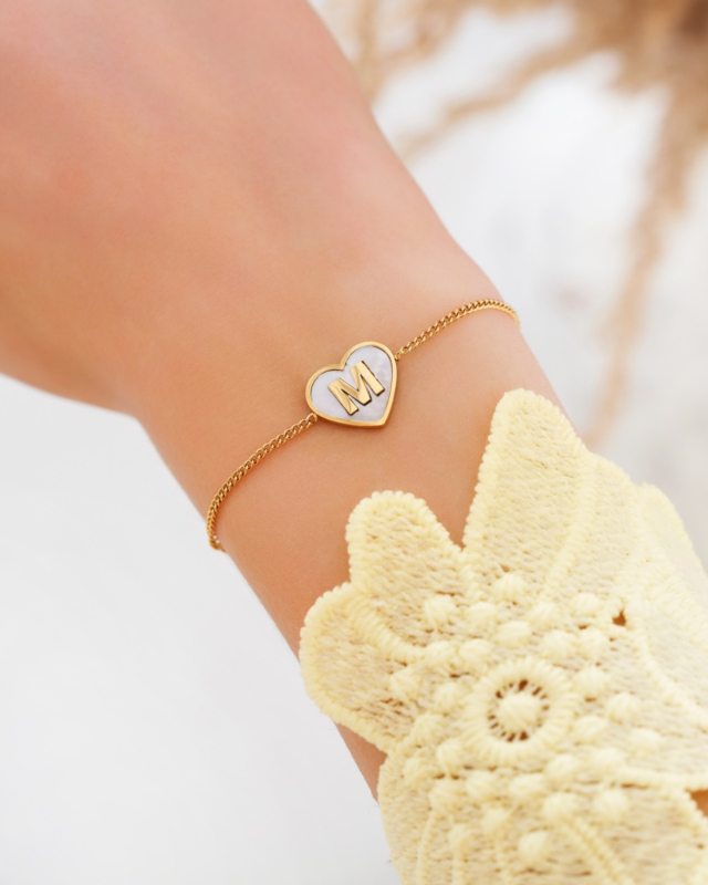 Gouden hartjes initial armband met parelmoer