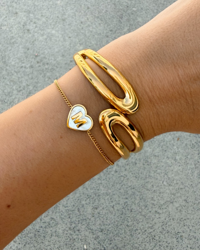 Gouden armparty met bangle en initial