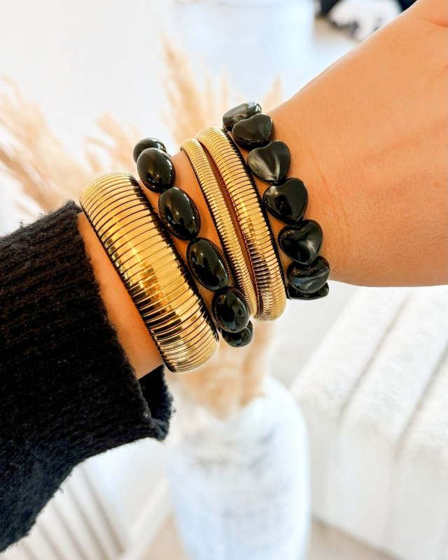 Gouden bangles en zwarte kralen armbanden