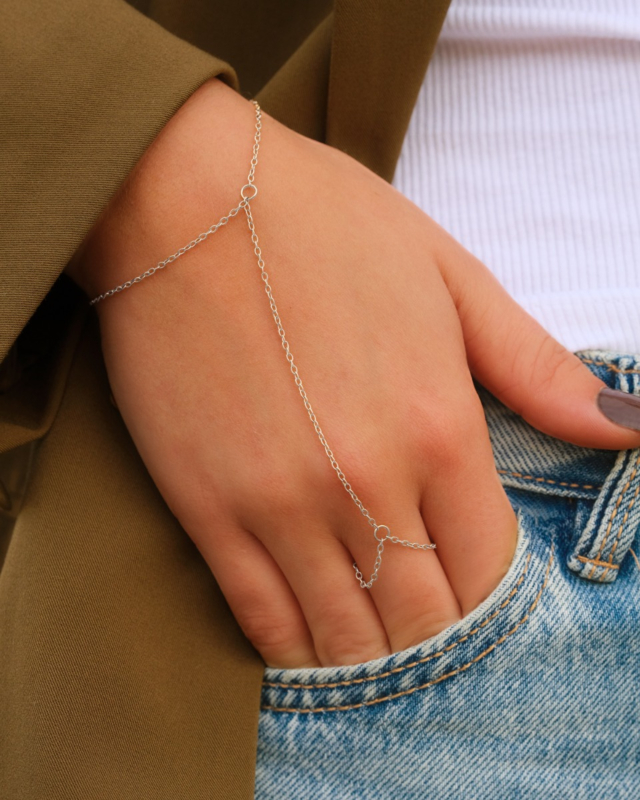 Handchain zilver bij model
