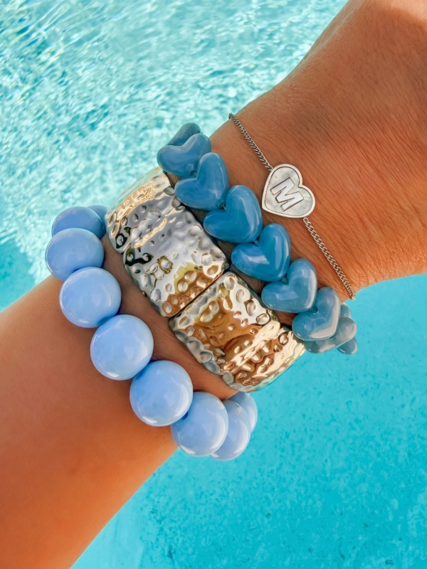 Zilveren bangle armparty met blauwe kralen