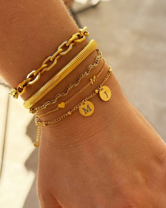 Gouden armparty met initials