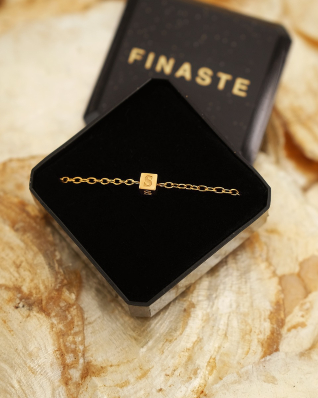 Initial armbandje goudkleurig