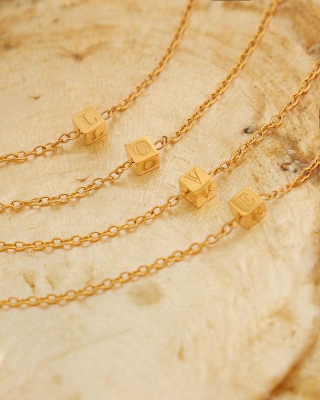 Gouden initial armbandjes love
