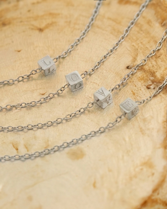 Zilveren initial armbandjes love