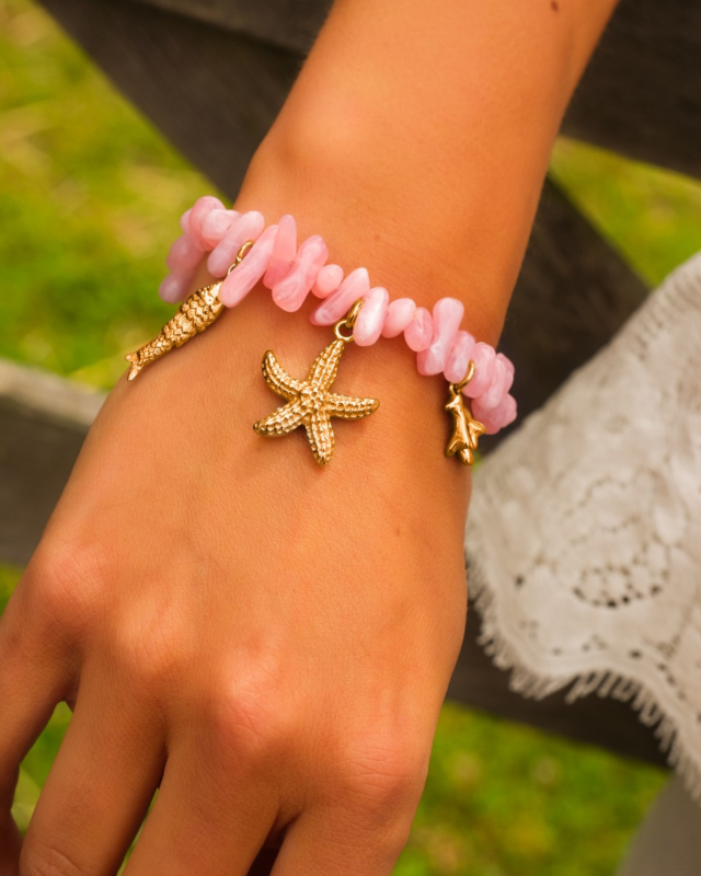 Roze kralen armband met gouden bedels