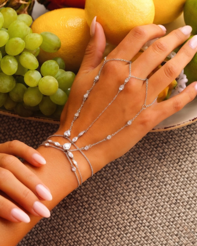 Combinatie van zilveren hand chains
