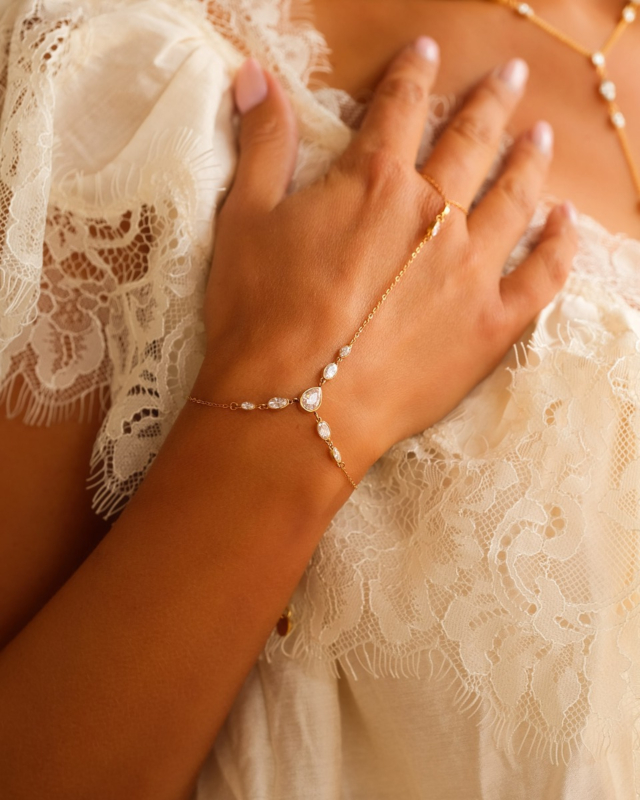 Gouden handchain met steentjes
