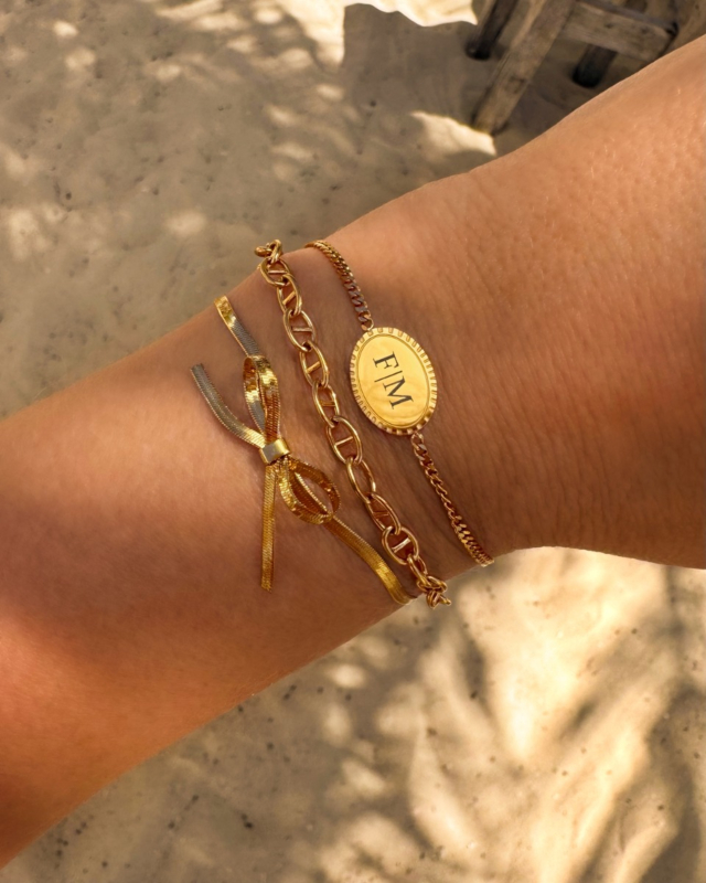 armbanden combinatie op het strand in het goud