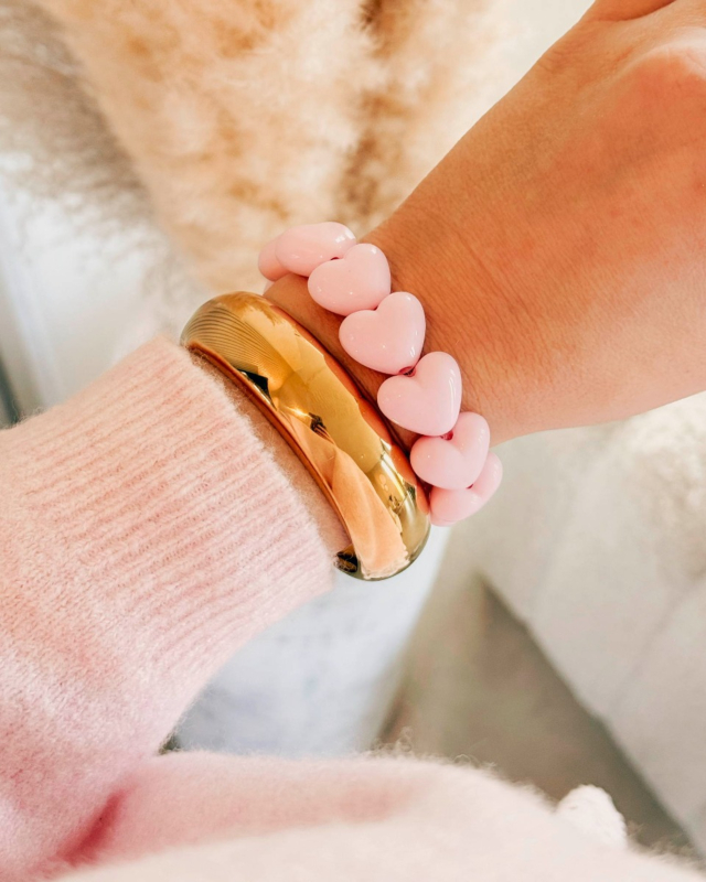 Roze hartjes armband met gouden bangle