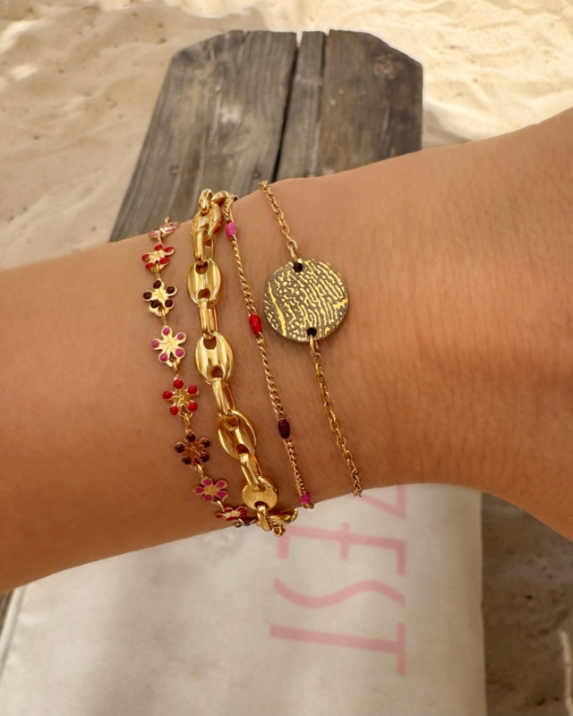 gouden armbanden combinatie met kleurtjes 