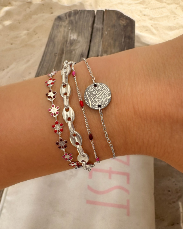 Zilveren armparty met rode details