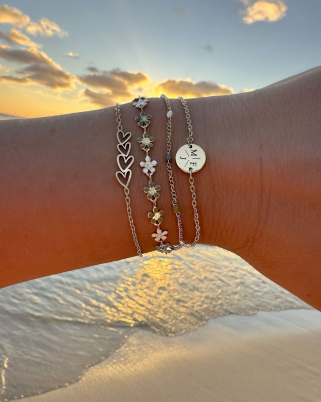 zilveren armbanden combinatie bij zonsondergang