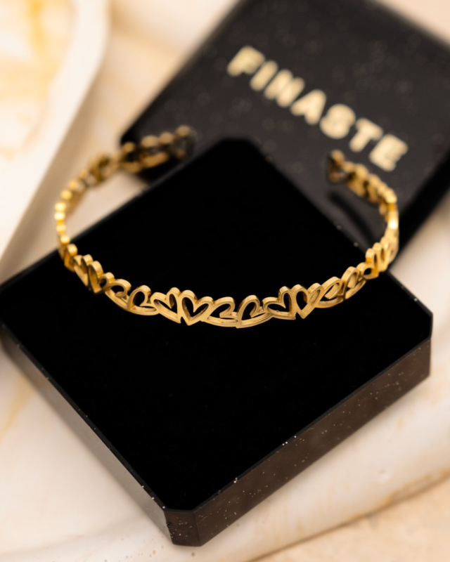 Gouden bangle met hartjes in sieradendoosje