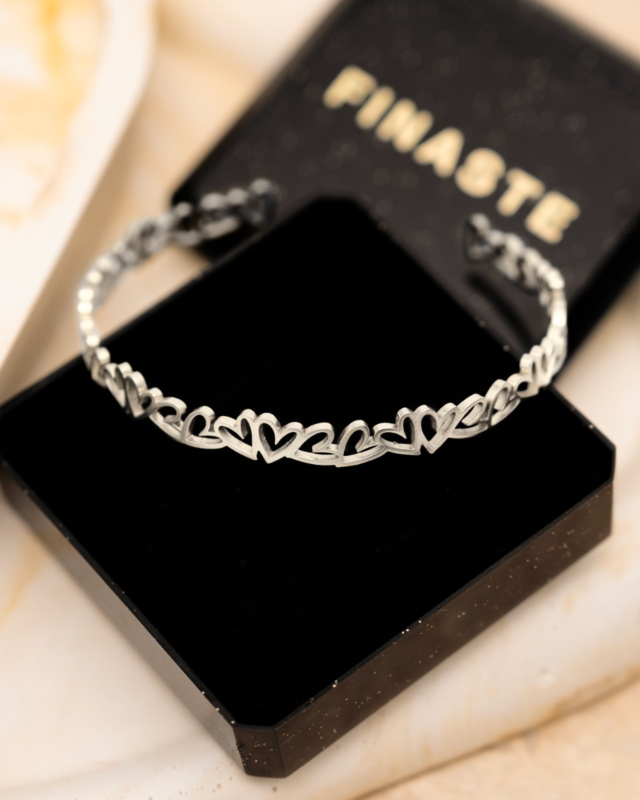 Zilveren hartjes bangle in sieradendoosje