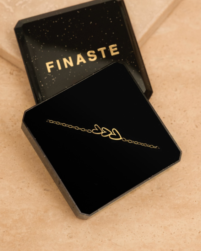 Gouden hartjes armband in sieradendoosje