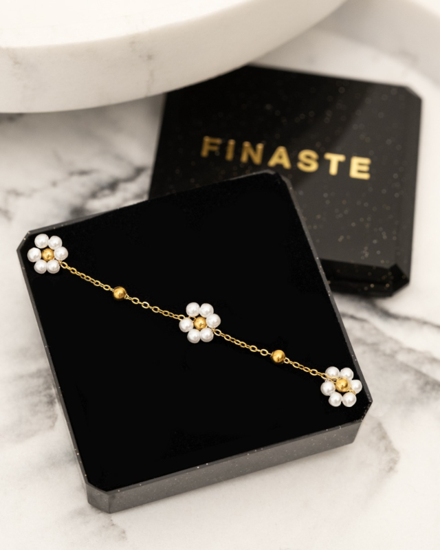 gouden armband met bloemetjes in sieradendoosje