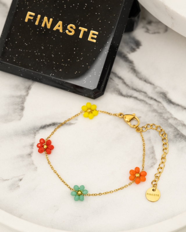 gouden armband met gekleurde bloemetjes met sieradendoosje