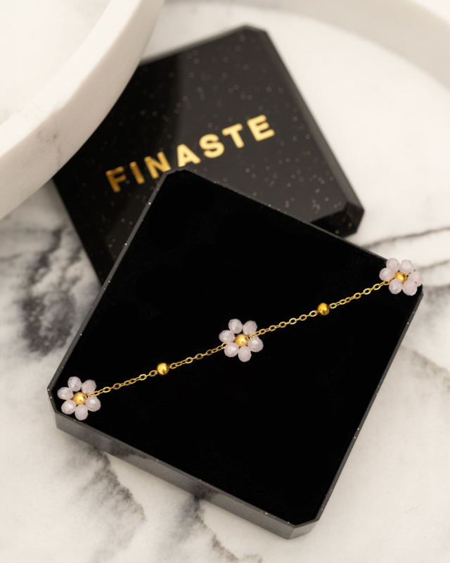 gouden armband met roze bloemetjes in sieradendoosje