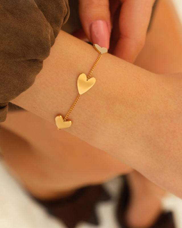 Gouden hartjes armband bij model