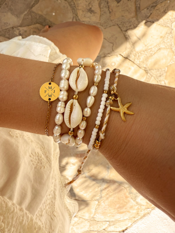 schelpjes armbanden gecombineerd met zomerse armbanden