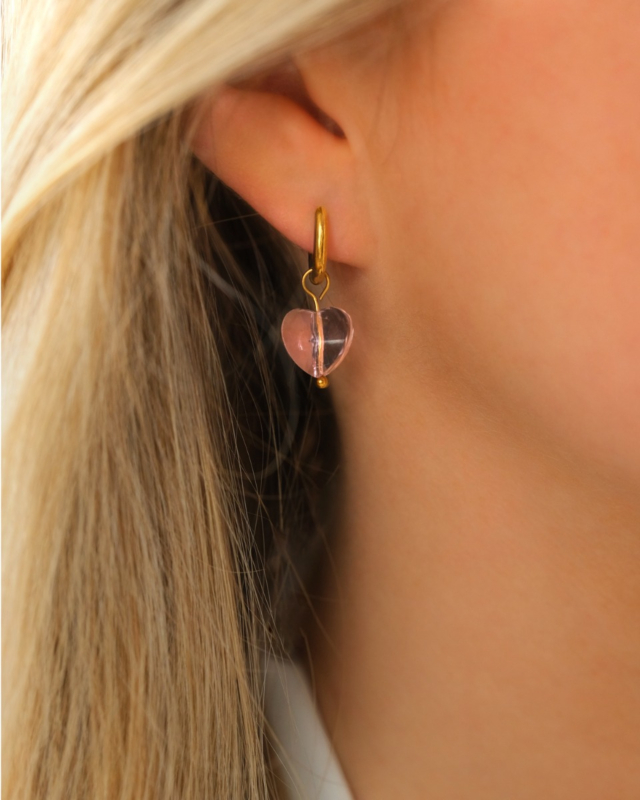 Model met gouden oorringetje en roze hartje