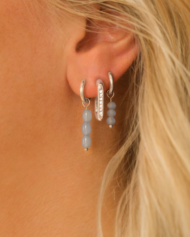 Zilveren earparty met blauwe steentjes