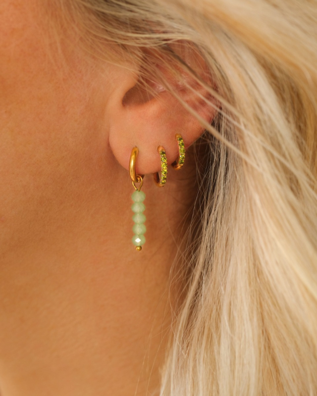 Gouden earparty met groene steentjes