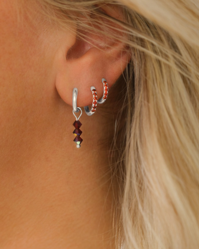 Zilveren earparty met rode steentjes