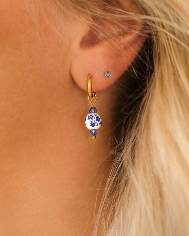 Gouden earparty met blauwe details