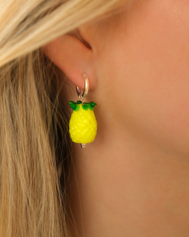 Zilveren oorbel met ananas bedel