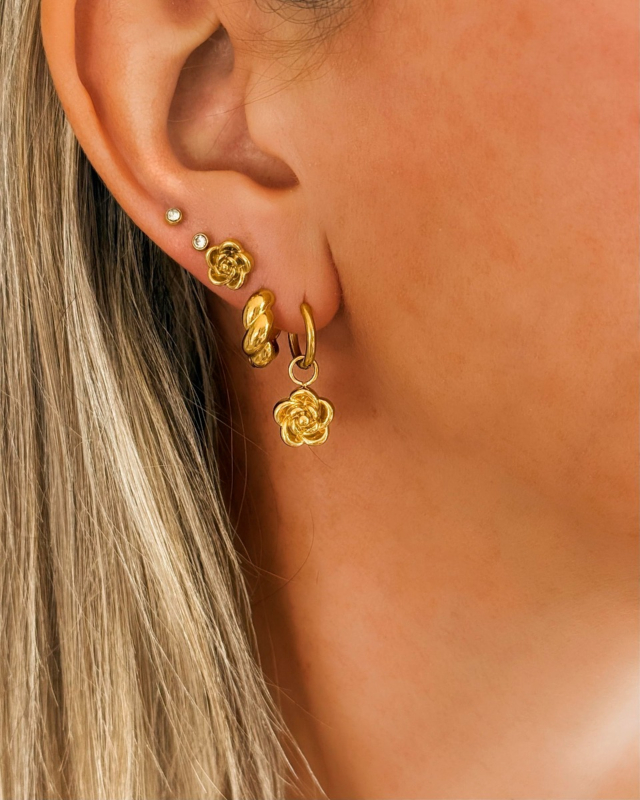 Gouden earparty met bloemen