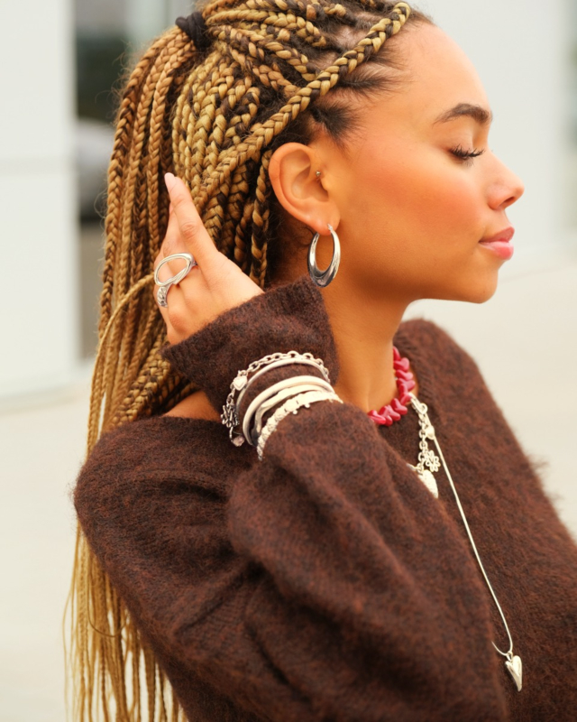 Model draagt zilveren hoops