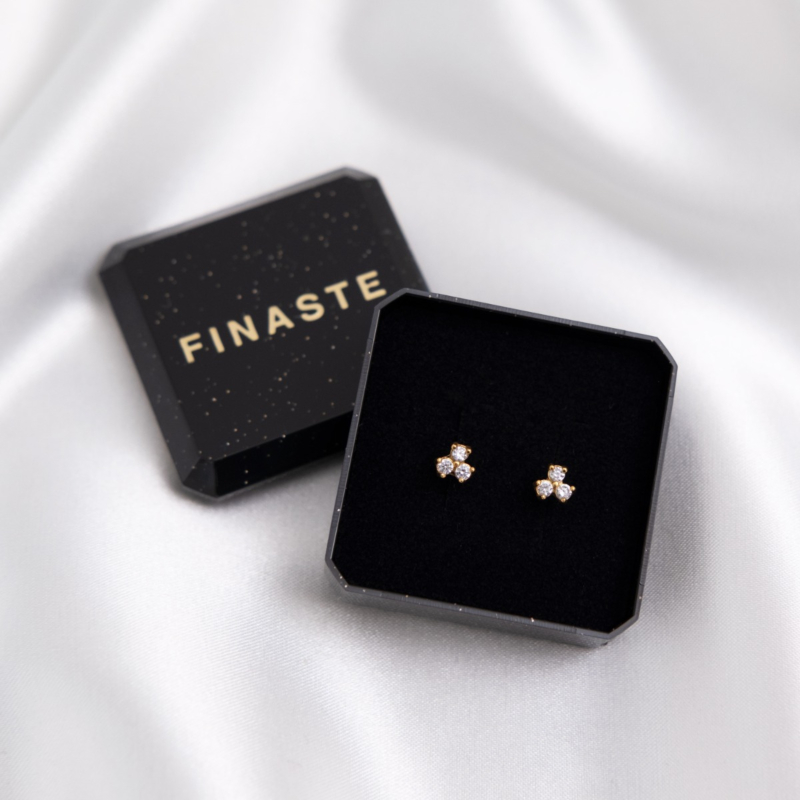 Gouden studs in sieradendoosje