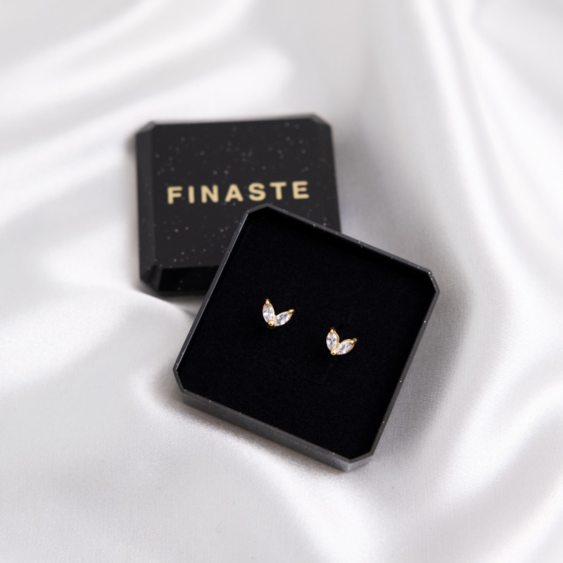 Gouden studs in sieradendoosje