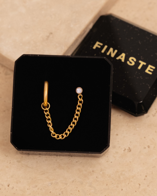 gouden ketting oorbel in sieradendoosje