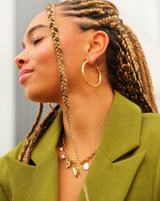 Model draagt gouden sieraden